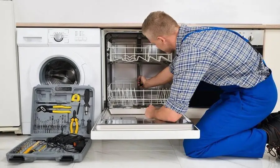 Urla Electrolux servisi teknisyen ekibi beyaz eşya tamiri yaparken
